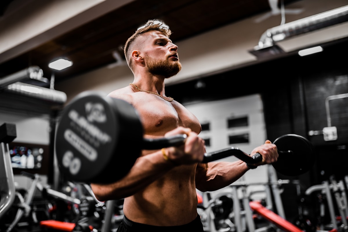 Homme actif préparant son alimentation sportive
